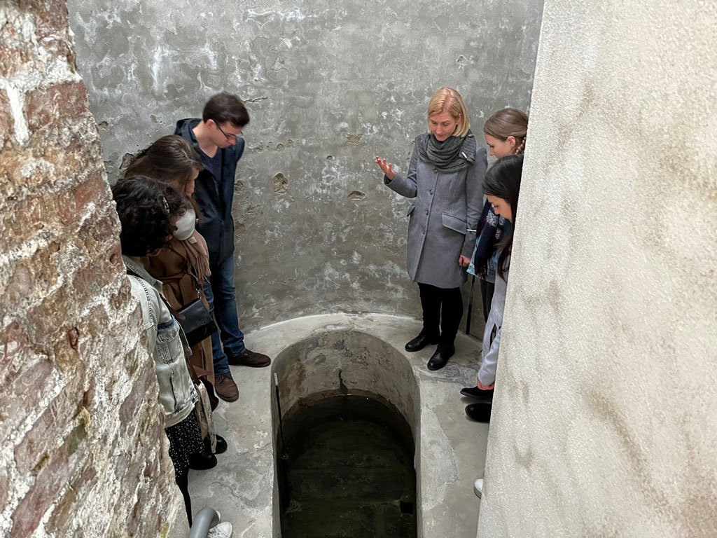 Besichtigung des jüdischen Ritualbades mit der Leiterin 